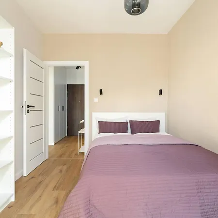 Spacious In With Desks And Parking By Renters Appartement Poznań