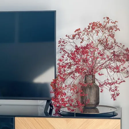 Spacious In With Desks And Parking By Renters