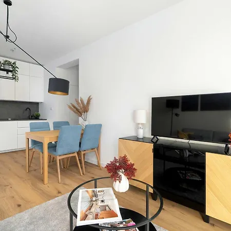 Spacious In With Desks And Parking By Renters * Poznań