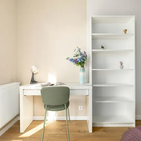Spacious In With Desks And Parking By Renters Appartement Poznań