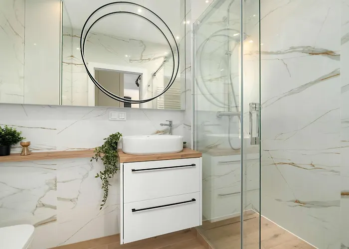 Spacious In With Desks And Parking By Renters Познань