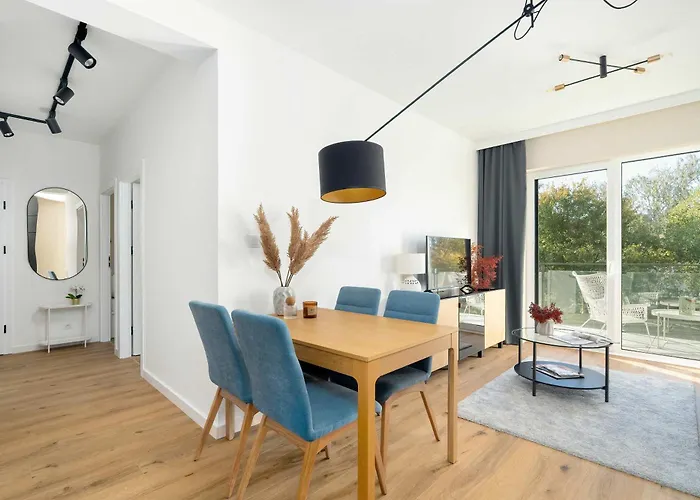 Spacious In With Desks And Parking By Renters Познань