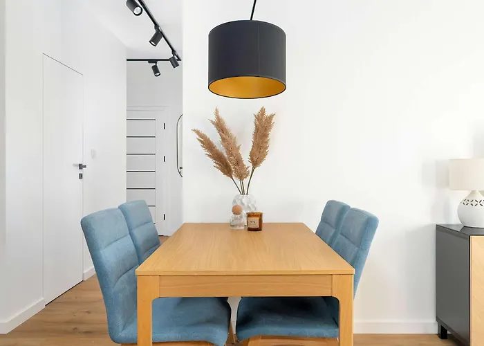 Spacious In With Desks And Parking By Renters Познань