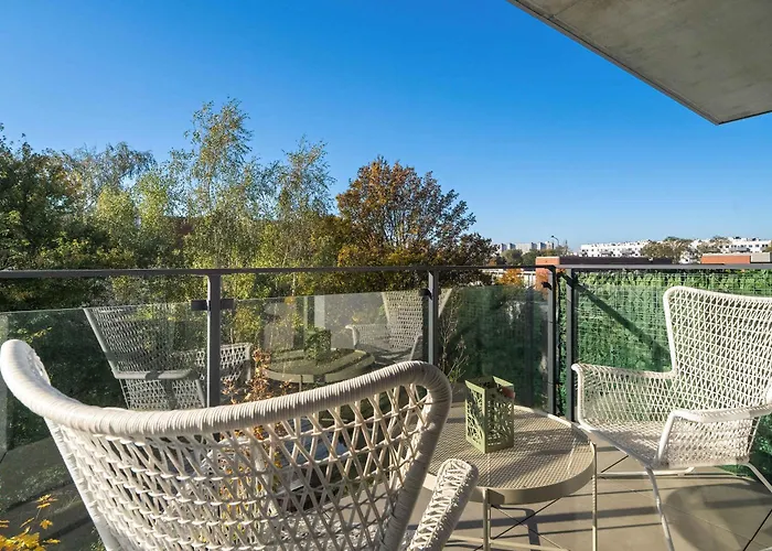 Spacious In With Desks And Parking By Renters Познань